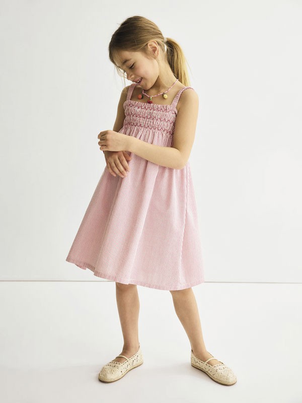 Mary jane infantiles realzan tiras y ornamentos en rosa suave