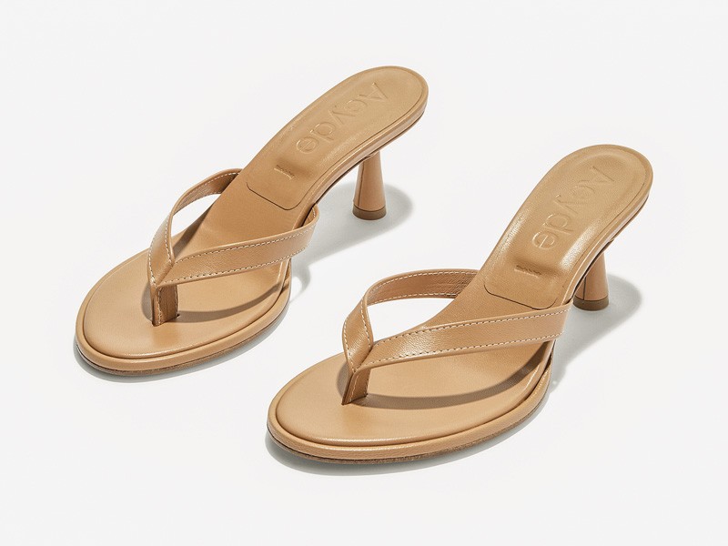 OJOTAS ALTAS CALZADO MUJER TENDENCIA PRIMAVERA VERNAO 2026 2027 SERMA 157aeyde-neutral-daphne-nappa-leath.jpg High flip-flops elevate minimal straps with precise heels