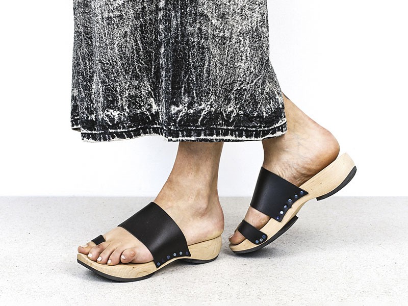 CHANCLAS FAJAS CALZADO MUJER ARTESANAL SANDALIA TENDENCIA PRIMAVERA VERNAO 2026 2027 SERMA167Trippen_Zen_f_black_box_nat.jpg Women’s clogs highlight studs, textures and block bases