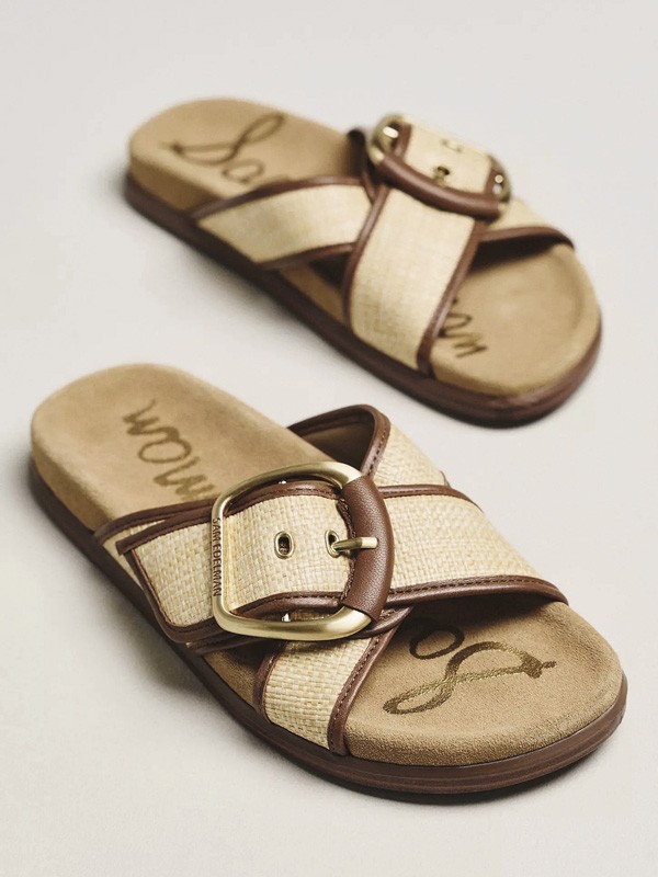 Herrajes transforman sandalias con hebillas, tachas y cruces