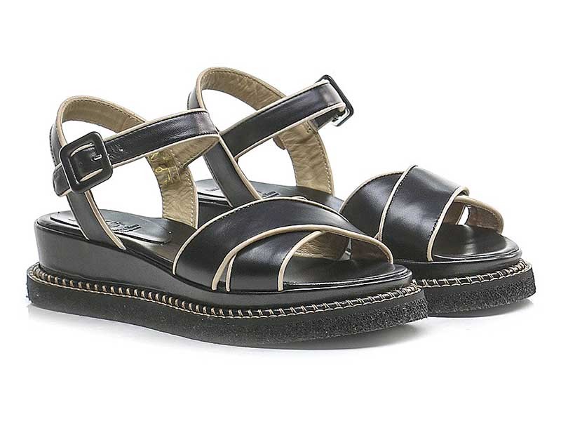 Flat sandals: Prominent in the trend