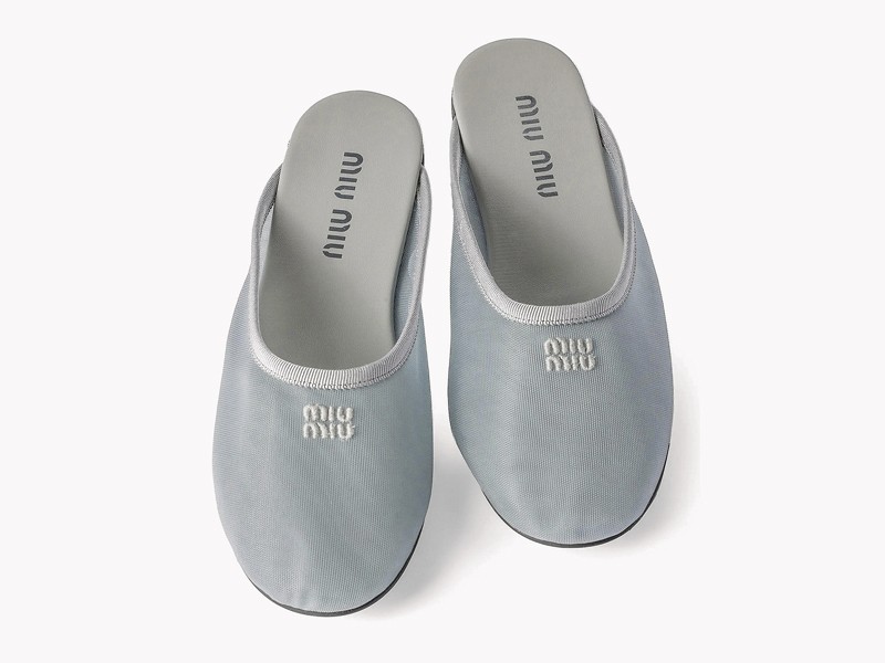Mules indoor combinan punteras cerradas y talones libres