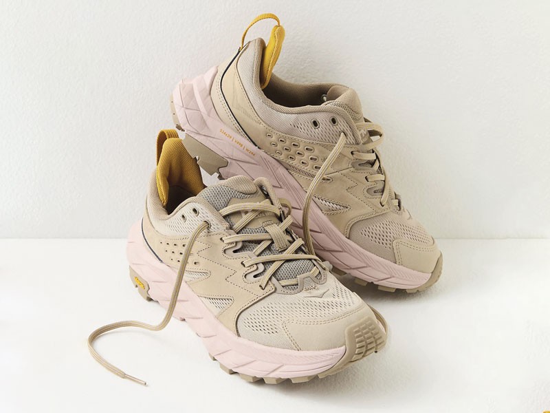 Urban sneakers combine mesh, laces and mixed soles