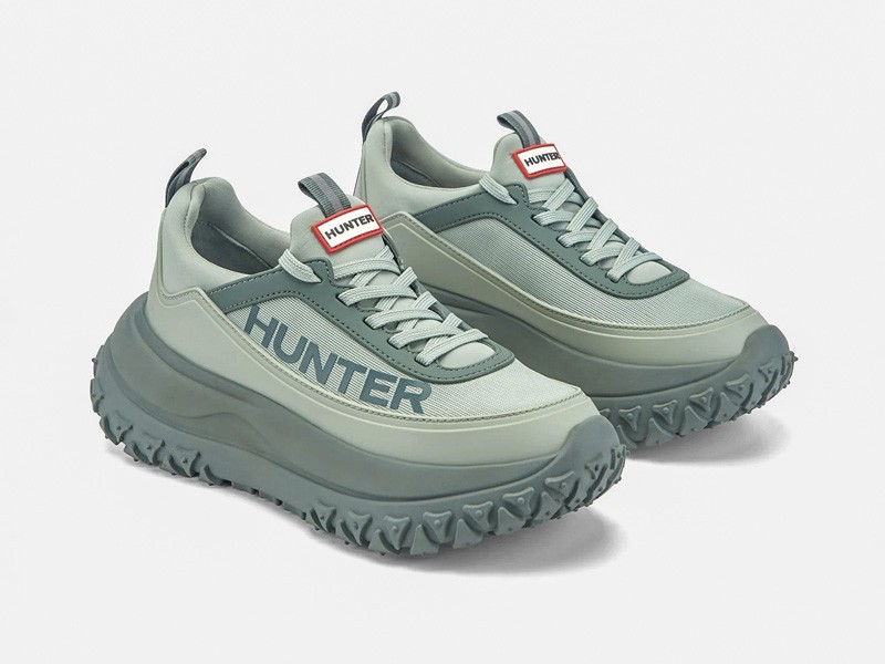 Chunky sneakers reinforce volume, soles and technical layers