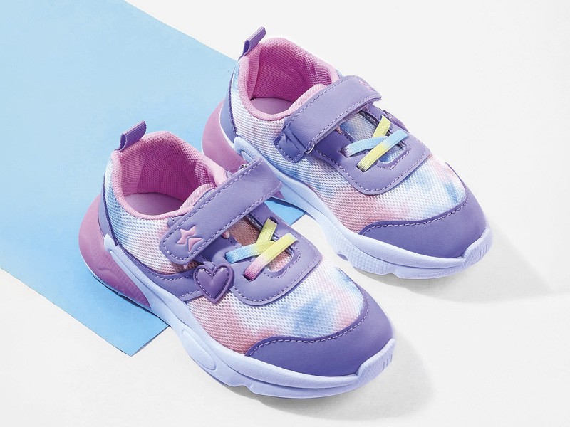 Kids sneakers with mixed closures and high-volume soles