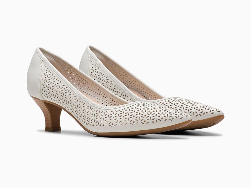 Closed high heel shoes