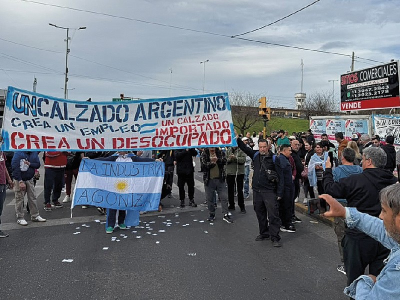 Spontaneous protest movements against the current economic situation and its consequences also emerged in various footwear-producing areas of Buenos Aires. Footwear manufacturers gave away shoes in Plaza de Mayo