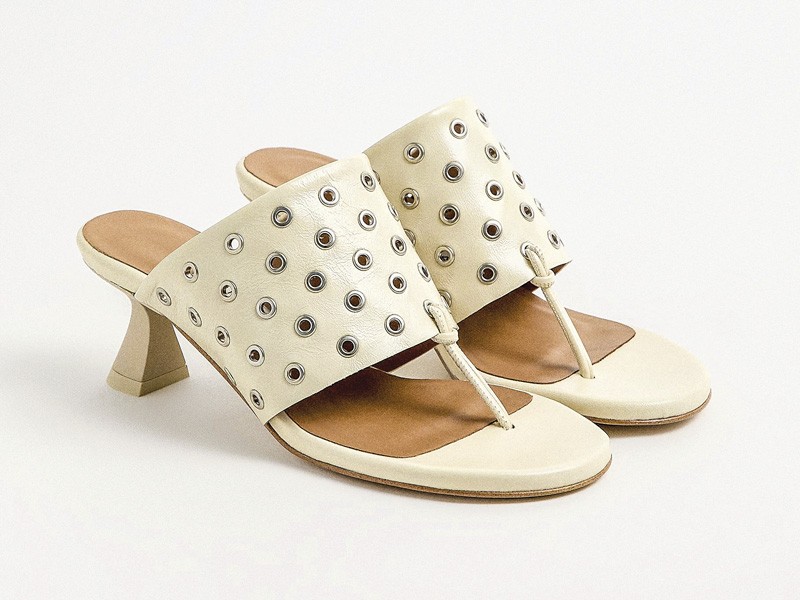 OJOTAS ALTAS CALZADO MUJER TENDENCIA PRIMAVERA VERNAO 2026 2027 SERMA 157002f297567bd6d20741e29b2d072386f6e15b6aa-2560x3840.jpg High flip-flops elevate minimal straps with precise heels