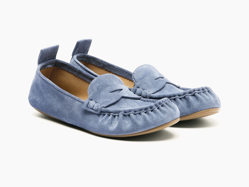 Mocasines femeninos suavizan siluetas con azul denim