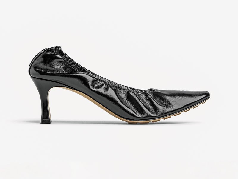 Zapatos altos combinan puntas finas, tramas y tacos