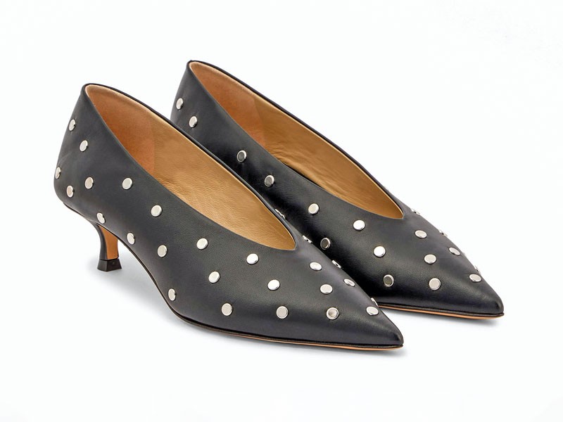 Closed high heel shoes