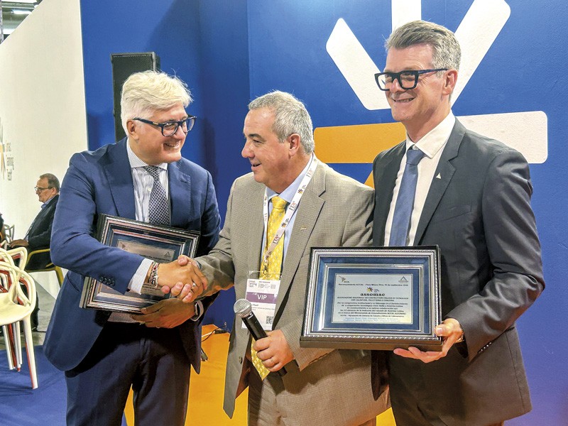 Daniel Risafi, coordinador de ACCAL, en la entrega de plaquetas de reconocimiento a Agostino Apolito y Mauro Bergozza, director y presidente de ASSOMAC, respectivamente. Tecnología italiana para América Latina