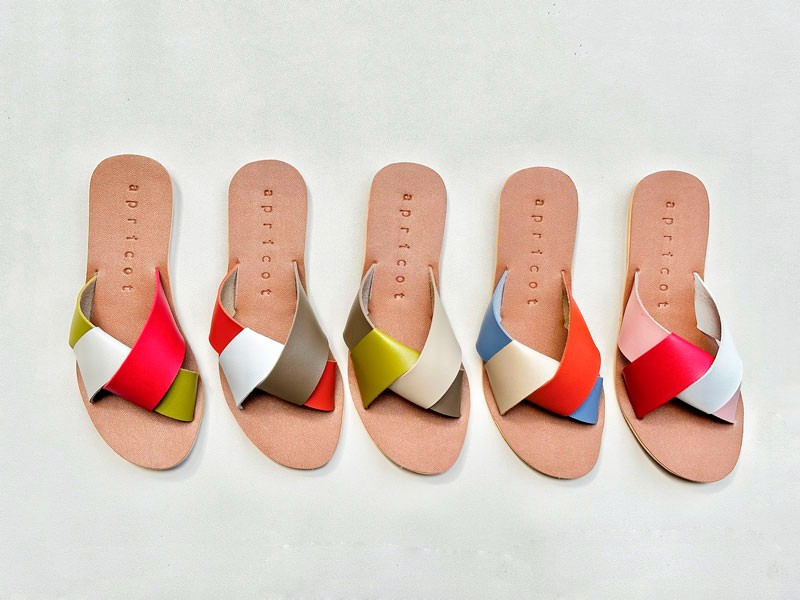 Minimalist APRICOT slides: Comfortable and elegant