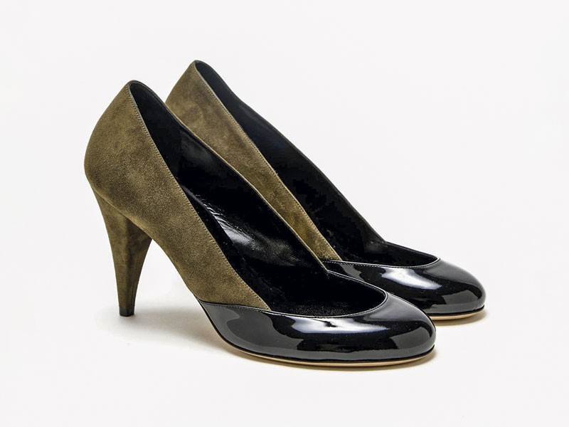 Zapatos altos combinan puntas finas, tramas y tacos