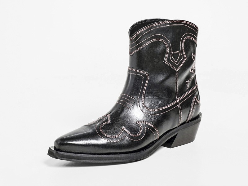 BOTAS HOMBRE TENDENCIA OTOÑO INVIERNO 2026 CALZADO SERMA156 ganni324051ebec_1766183787171_2.jpg Botas y botinetas urbanas con herrajes y cuero envejecido