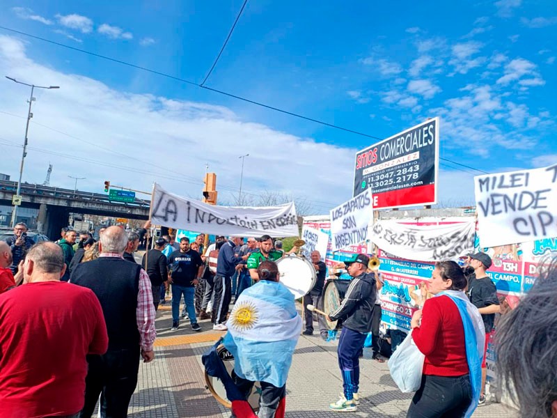 Numerosas protestas de fabricantes autoconvocados se suceden en la principal zona zapatera del Gran Buenos Aires.