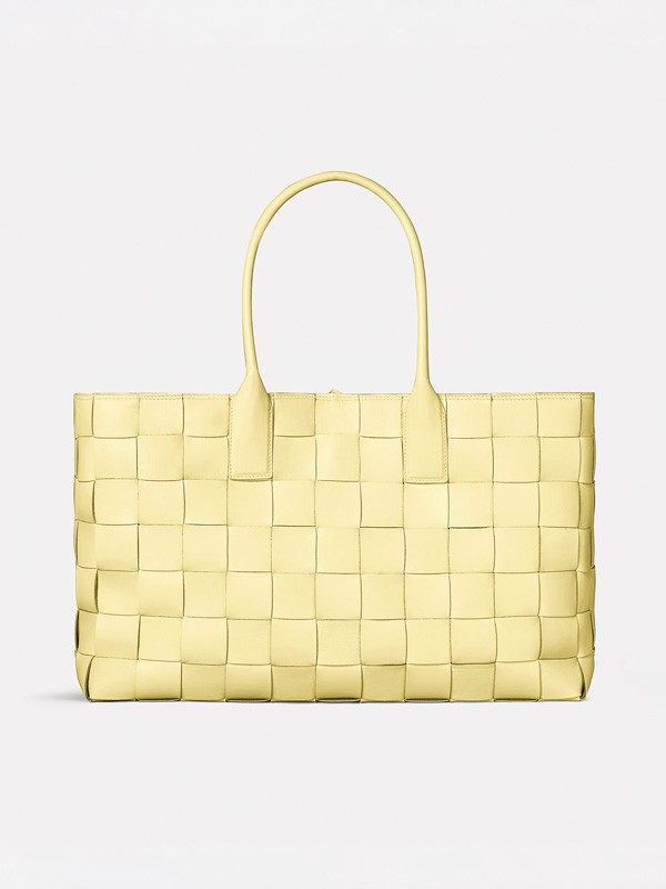Pale Banana suaviza calzados, bolsos y hebillas
