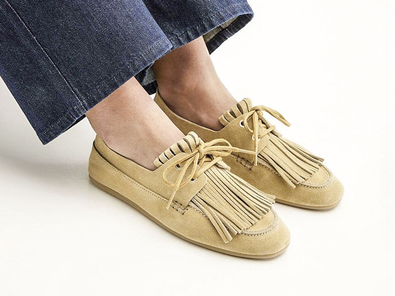 Mocasines folk combinan flecos, lazos y una paleta tierra
