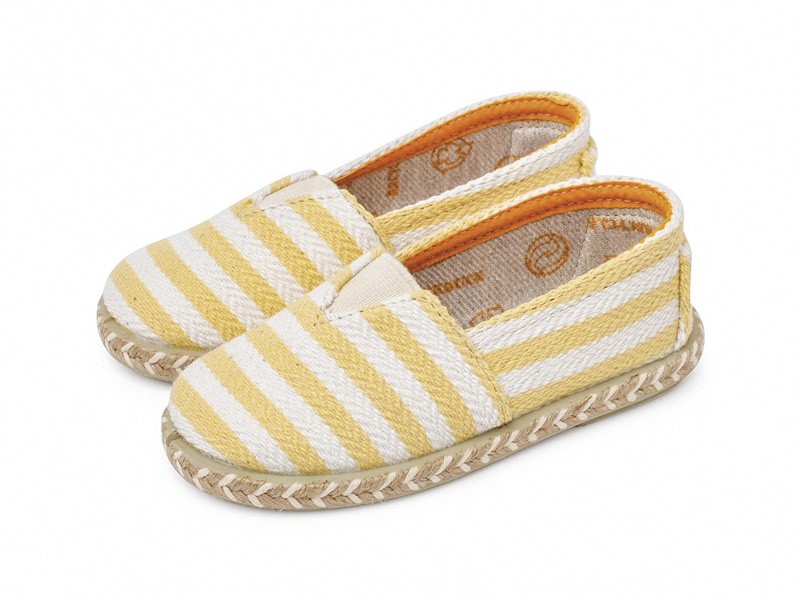 Closed children's shoes