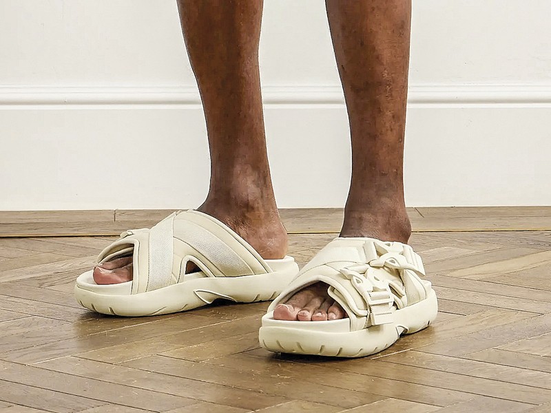 CHANCLAS SANDALIAS HOMBRE TENDENCIA CALZADO MARROQUINERIA BOLSOS CARTERAS PRIMAVERA VERANO 2026 SERMA 158 w2000_q80---2026-03-24T132039.615.jpg Chanclas sport-tech diferencian capelladas con segmentos y aberturas