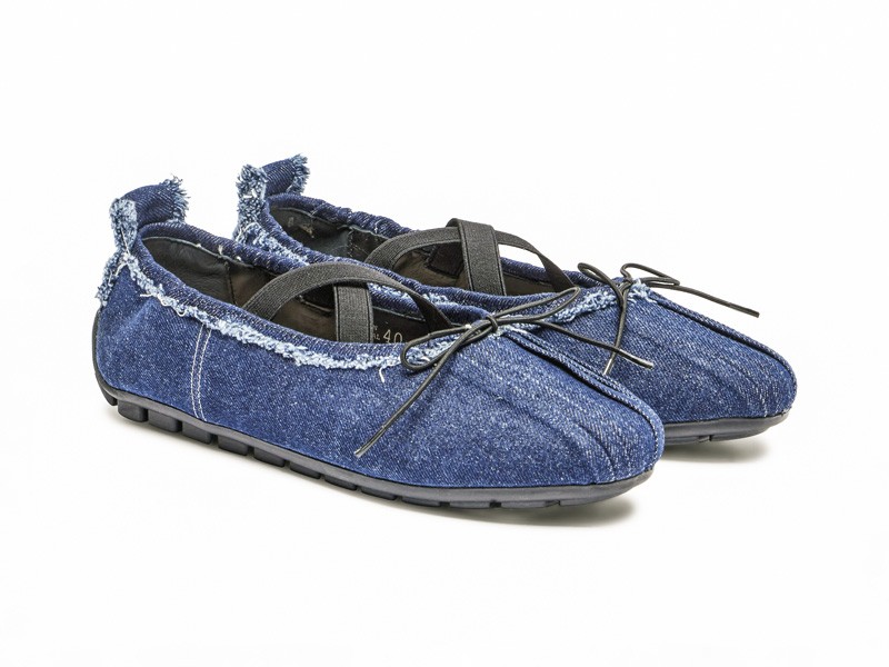 Printed ballerina flats focused on texture and contrast