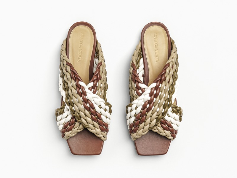 Flat slides / sandals: Ethnic-inspired craftsmanship