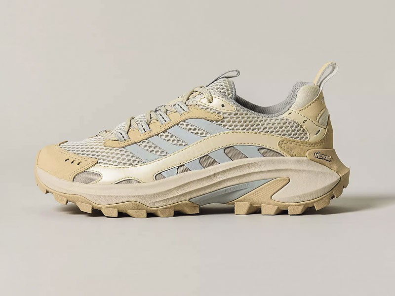 Sneakers urbanas combinan mallas, cordones y suelas mixtas