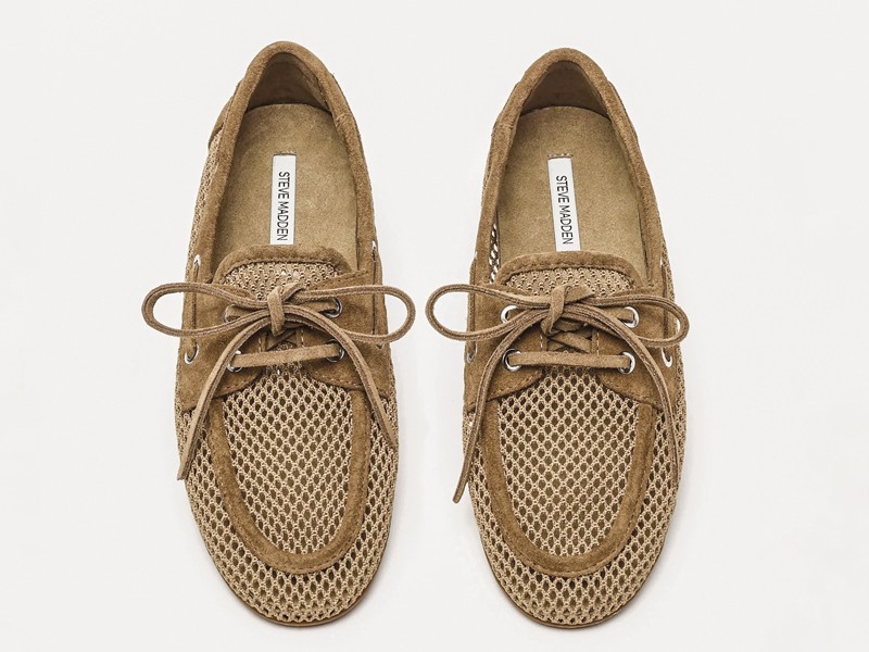 NAUTICOS MOCASINES CON CORDONES MUJER TENDENCIA CALZADO MARROQUINERIA BOLSOS CARTERAS PRIMAVERA VERANO 2026 SERMA 158 FOTO-4.-STEVEMADDEN_SHOES_SAG-MESH_SIGARO-TAN-SUEDE04.jpg Náuticos tejidos coordinan calados, bordes y cordones