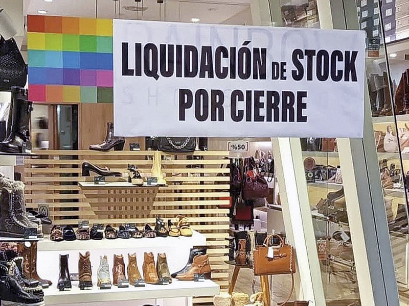 La retracción del consumo provoca una fuerte crisis en todo el circuito comercial, mientras las fábricas reciben menos pedidos.