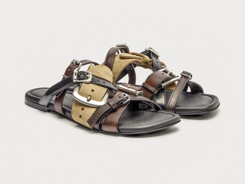 Herrajes transforman sandalias con hebillas, tachas y cruces
