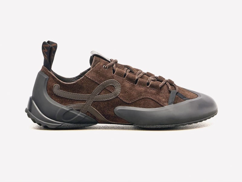Sneakers urbanas combinan mallas, cordones y suelas mixtas