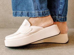 CALZADO-ZAPATO-MUJER-MULES-MODA-FOOTWEAR-SHOES-WOMAN-FASHION-SERMA-tempera-warm-white-loafers-loafe2.jpg