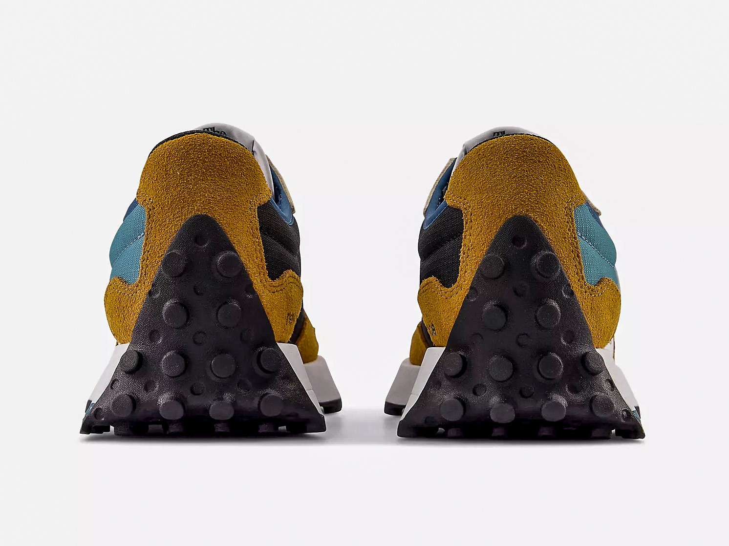 FOTO-6.-NB-327-NEW BALANCE SNEAKER.jpg What changed the NEW BALANCE 327 to be the best selling model?