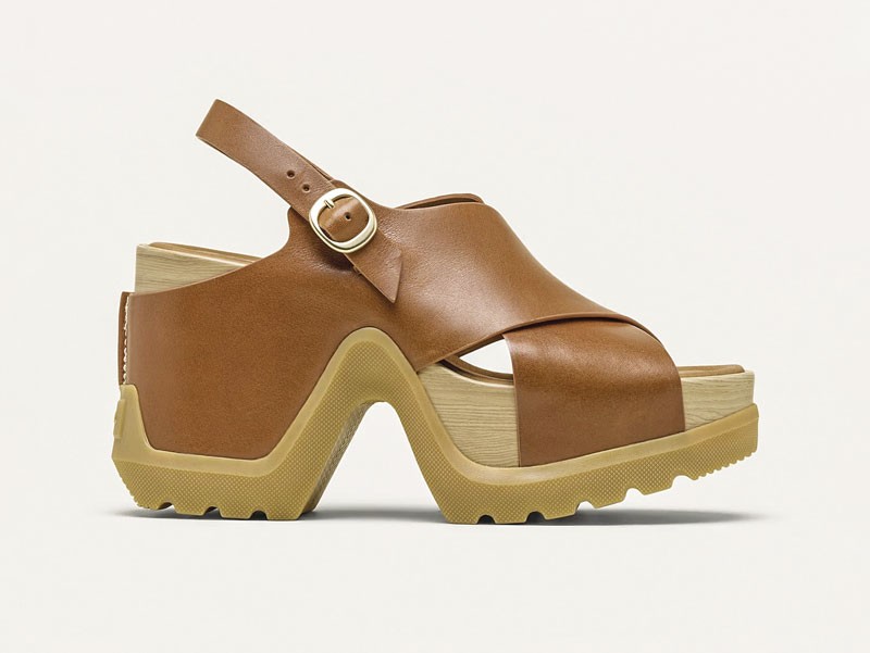 Sandalias altas equilibran tiras finas, color y volumen