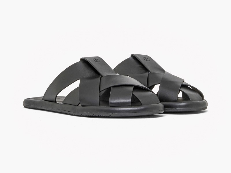 Chanclas urbanas combinan fajas, hebillas y cruces