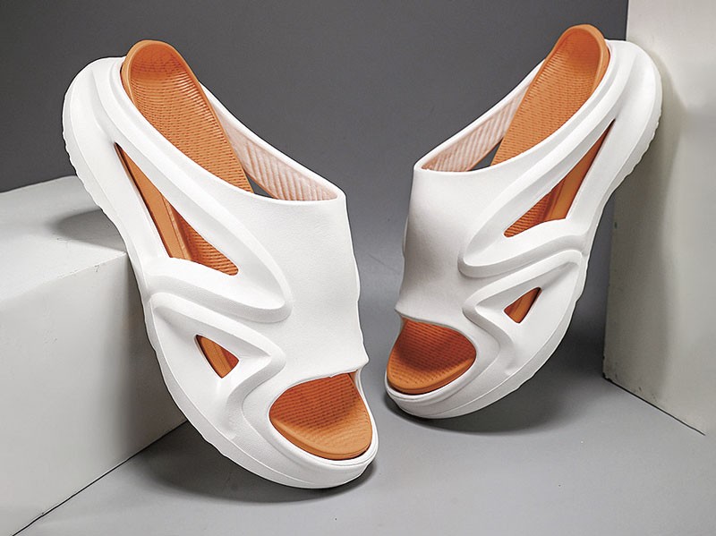 CHANCLAS INYECTADAS MUJER CALZADO TENDENCIA PRIMAVERA VERNAO 2026 2027 SERMA167Beach-Slipper-5.jpg Injected women’s footwear explores volume and molded forms
