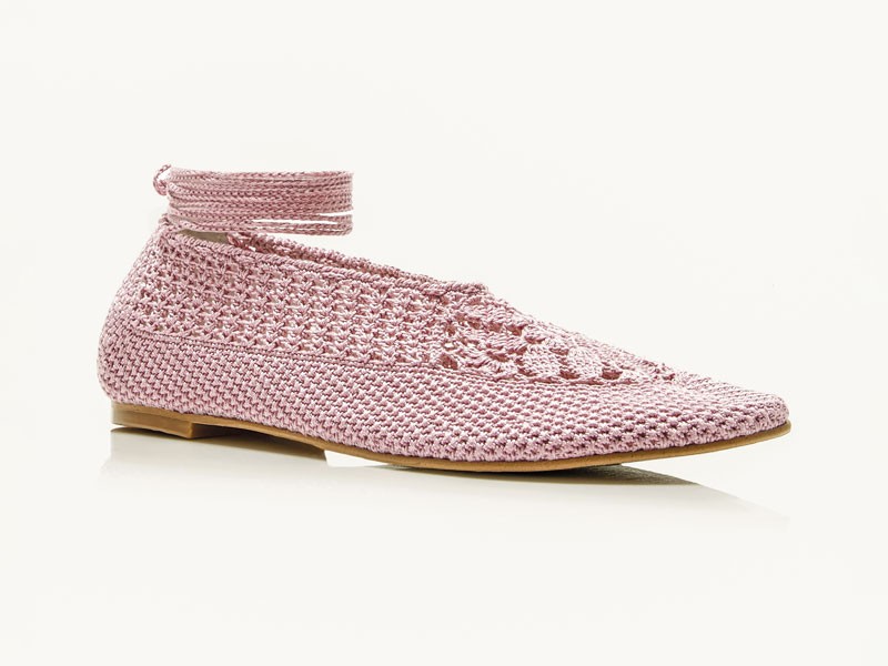 Calzado rosa suaviza siluetas urbanas con acentos brillantes
