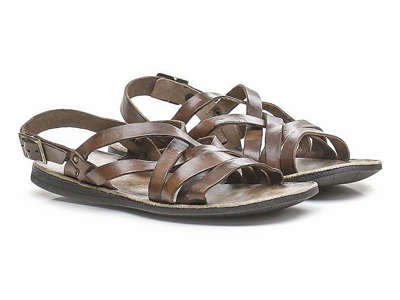 Sandals: Between classic and novel