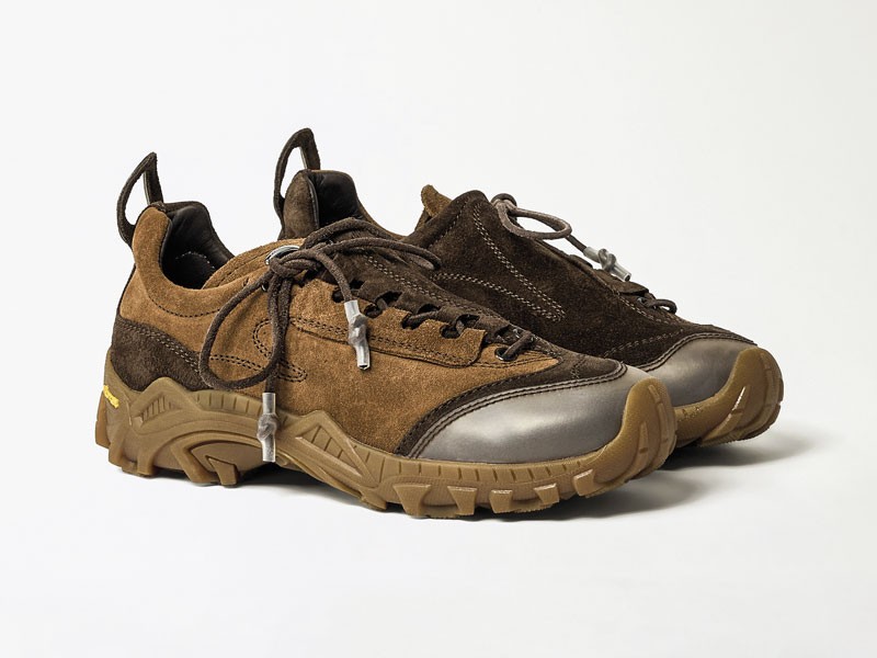 Sneakers urbanas combinan mallas, cordones y suelas mixtas