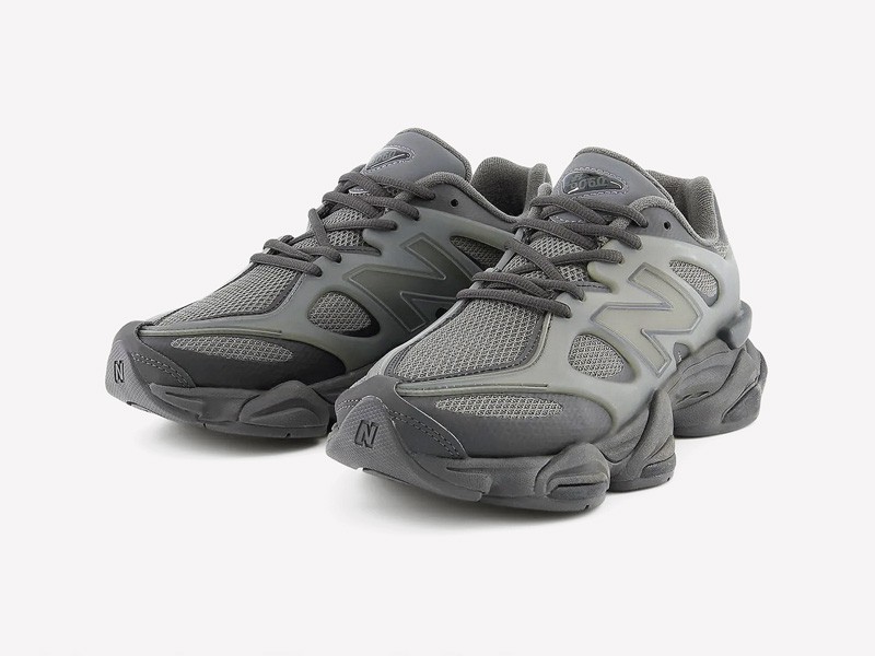 Chunky sneakers reinforce volume, soles and technical layers