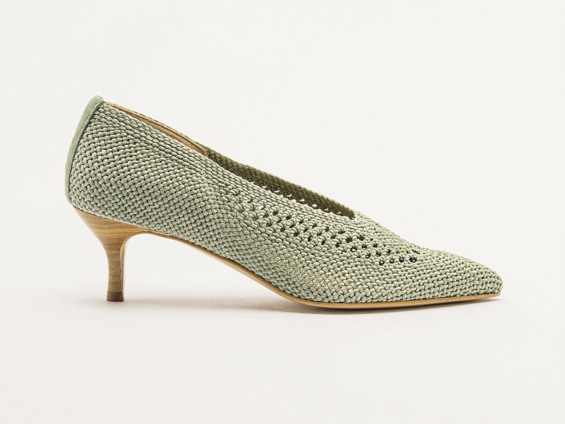 Zapatos altos combinan puntas finas, tramas y tacos