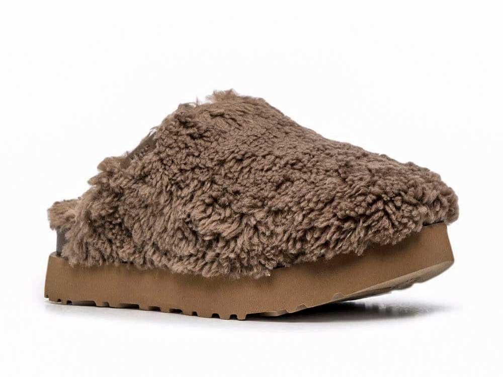 LATEST FASHION! Shearling shoes: the lambskin shoes that are trending in Europe