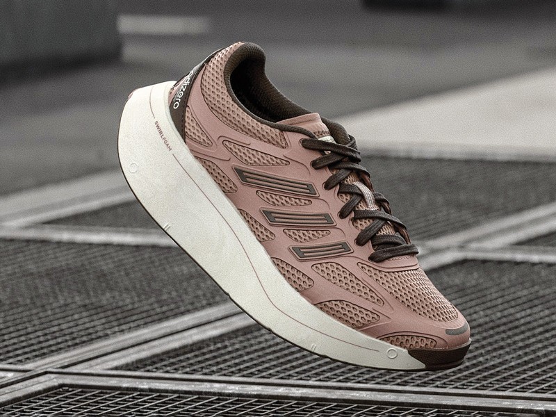 Sneakers chunky urbanas con panelería técnica y suelas voluminosas