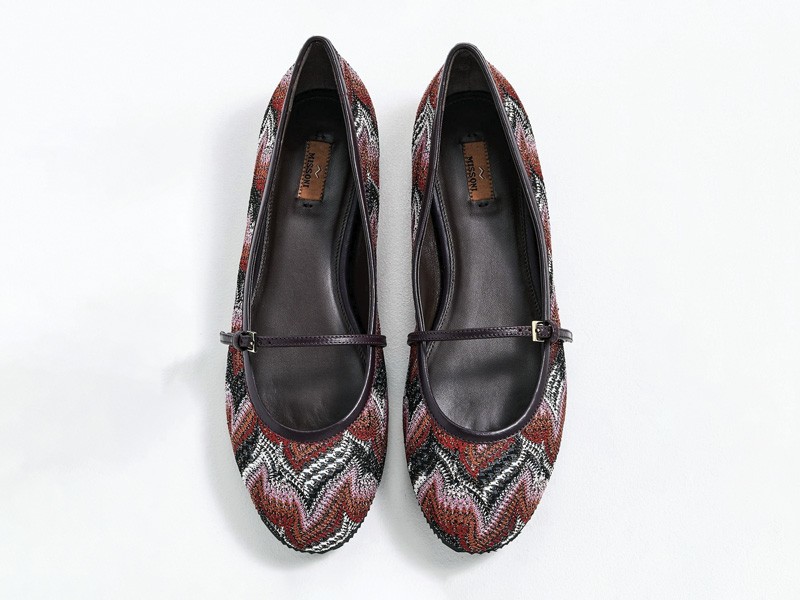 Printed ballerina flats focused on texture and contrast