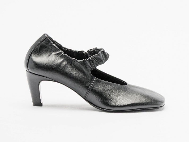 Zapatos altos combinan puntas finas, tramas y tacos