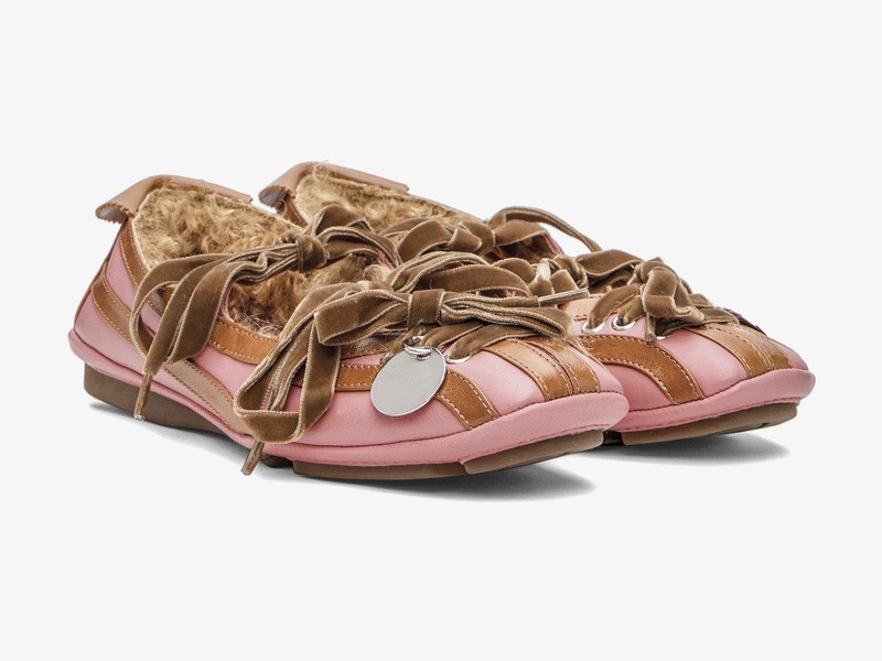 Laced ballerina flats with fine adjustment and urban profile