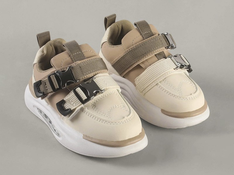 Kids sneakers with mixed closures and high-volume soles