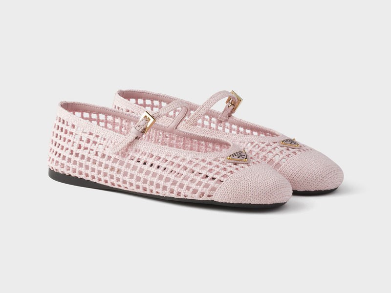 Calzado rosa suaviza siluetas urbanas con acentos brillantes