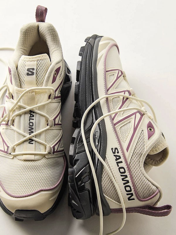 Urban sneakers combine mesh, laces and mixed soles