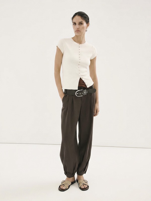 Herrajes transforman sandalias con hebillas, tachas y cruces